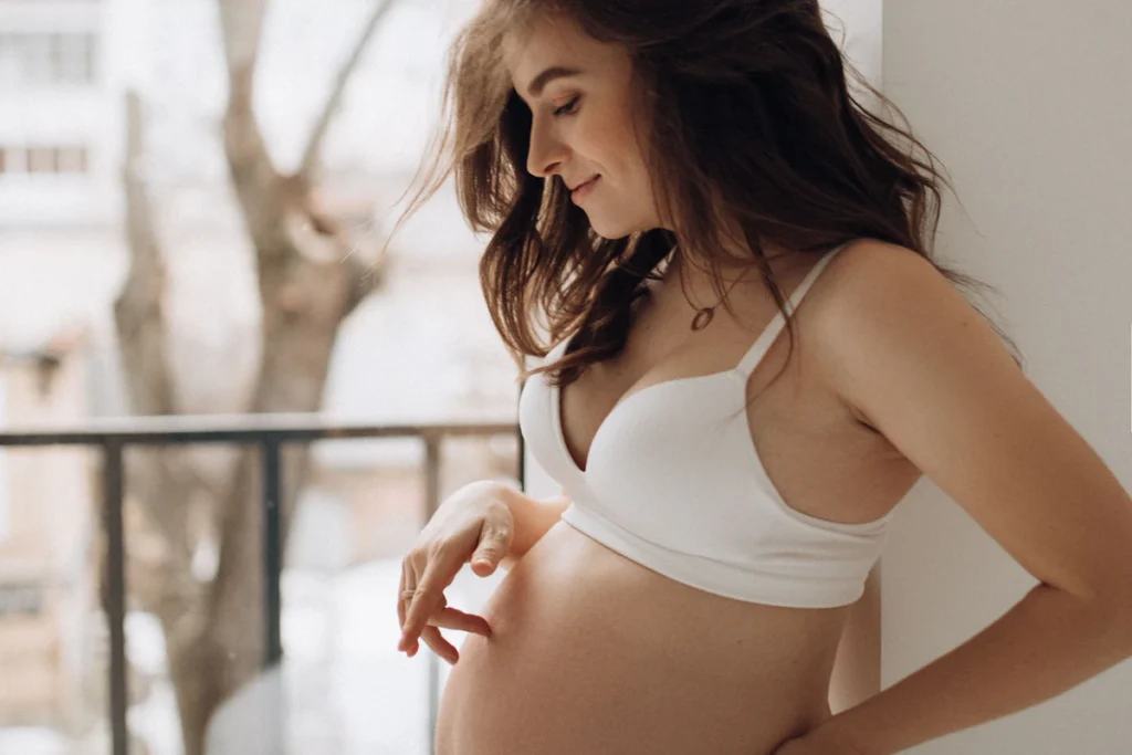 Gestante tocando a barriga: documentos FGTS FIV organizados antes do pedido