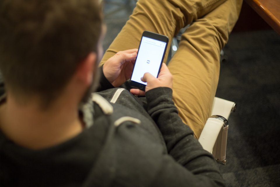 Apostador confere no celular o extrato do Pix para recuperar dinheiro de bet não regulamentada