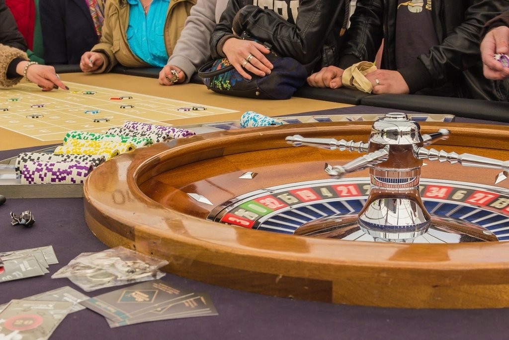 Apostadores na mesa de roleta: cada Pix para bet passa por bancos e fintechs antes de chegar ao jogo