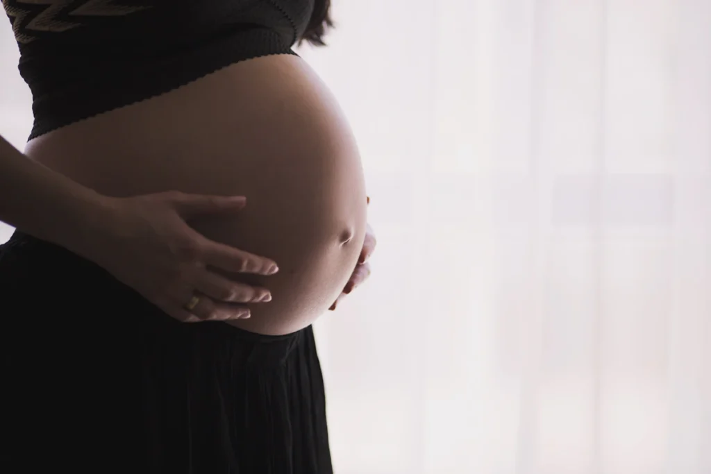 Gestante com as mãos na barriga: o saque do FGTS para FIV pode ajudar a custear o tratamento
