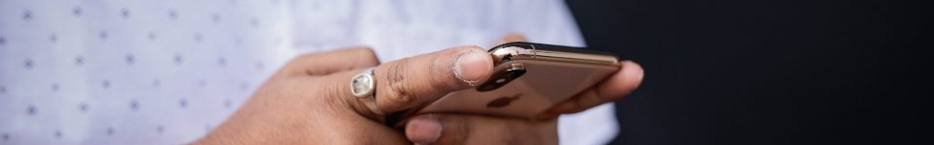 Homem apostando no celular: quem jogou em bet não regulamentada pode recuperar o dinheiro