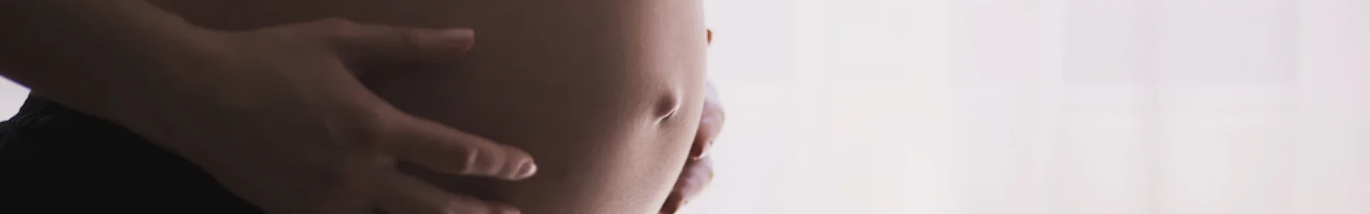 Gestante com as mãos na barriga: o saque do FGTS para FIV pode ajudar a custear o tratamento